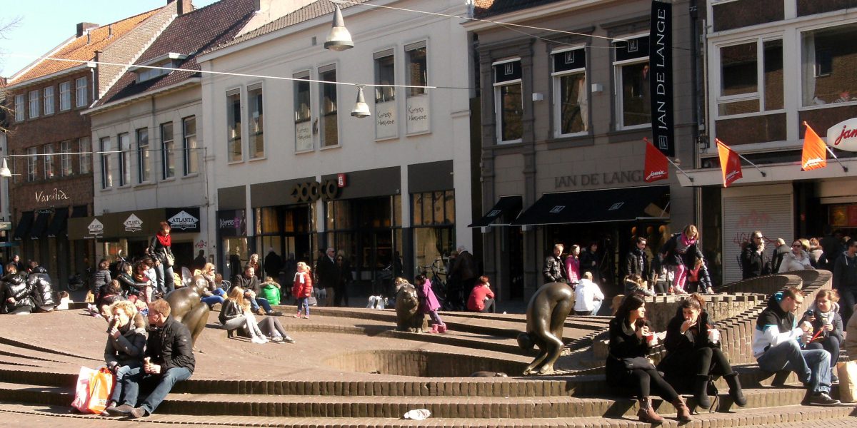 Enschede - mensen op het ei van ko