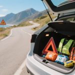 Nooduitrusting in auto: krik, sleepkabel en EHBO-kit