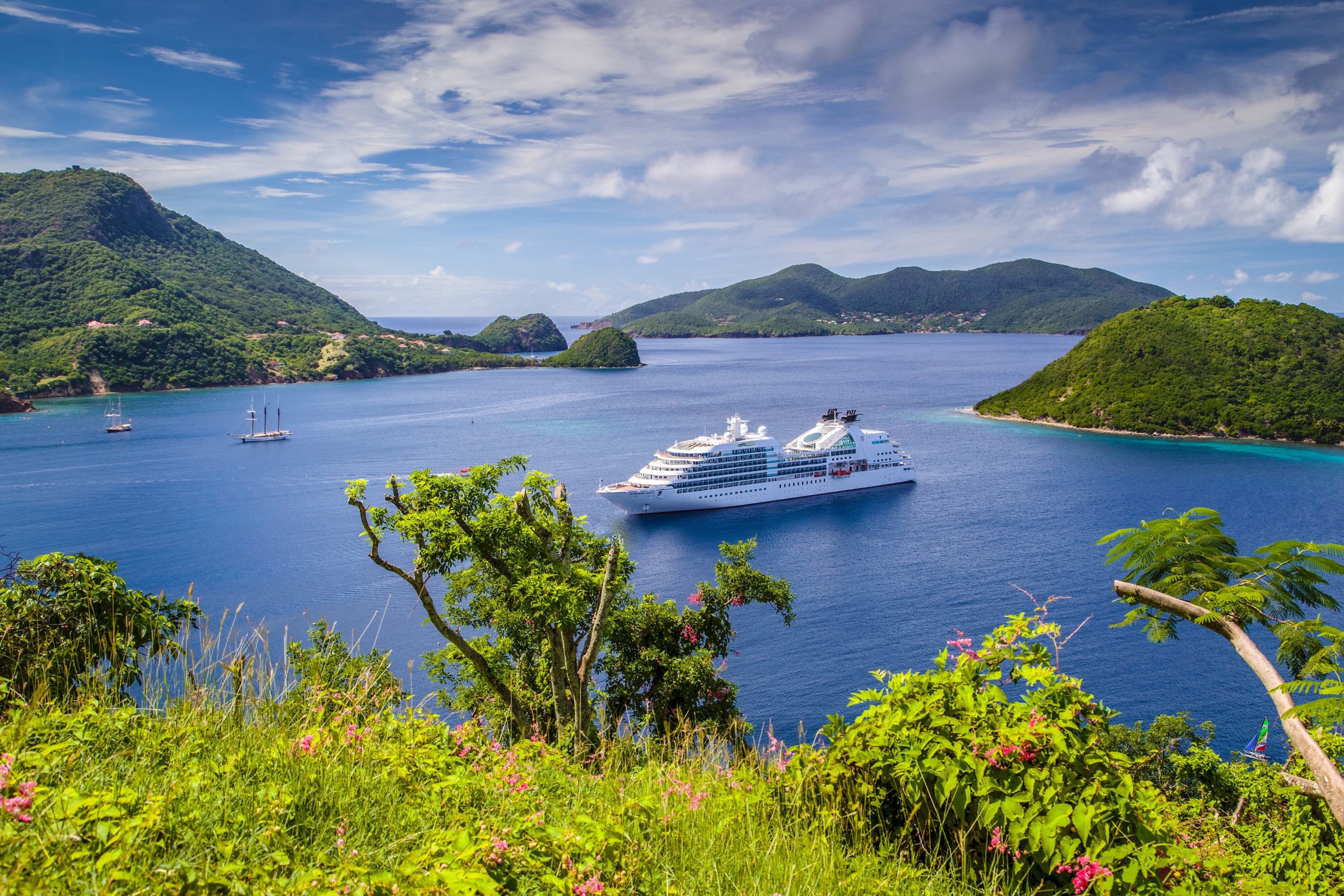 Een hand die een traditionele, blauw-witte azulejo tegel vasthoudt