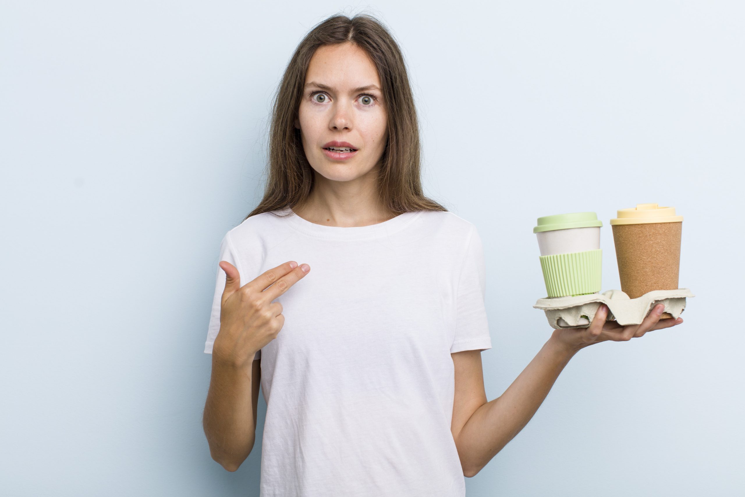 Een reiziger, een vrouw van in de 30, die aandachtig een kleurrijk drankenmenu op een tablet bestudeert.